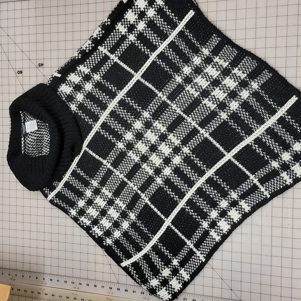 Cocogio black and white plaid poncho